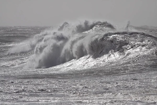 Fırtınalı kırma dalgalar — Stok fotoğraf