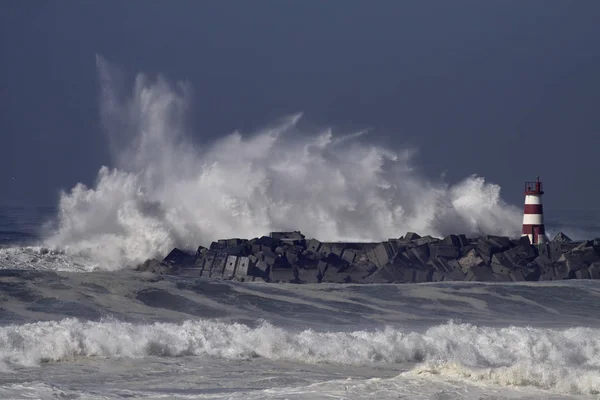 Bouřné mořské vlny se šplouchne — Stock fotografie