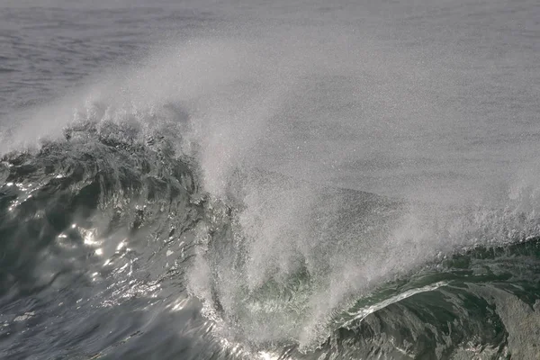 Grandes olas al mediodía — Foto de Stock