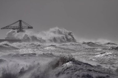 Şiddetli fırtına altında deniz limanı
