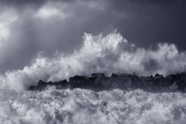 Бурхлива хвиля сплеск — стокове фото