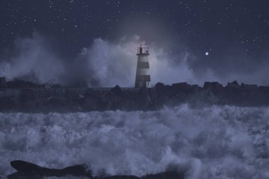 Geceleri fırtınalı bir denizde ışık feneri