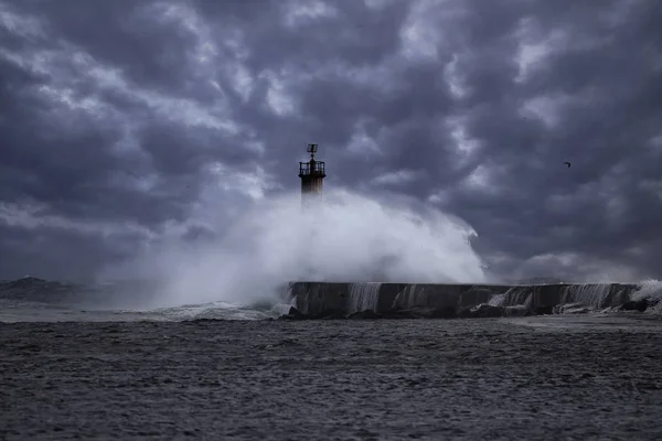 Beacon och piren under kraftig storm — Stockfoto
