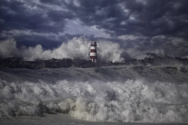 Faro y muelle bajo fuerte tormenta —  Fotos de Stock