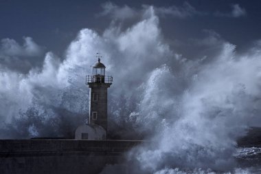 Büyük bir dalga üzerinde eski deniz feneri