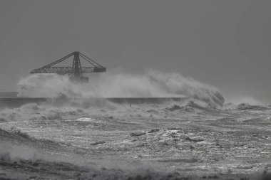 Şiddetli fırtına altında deniz limanı