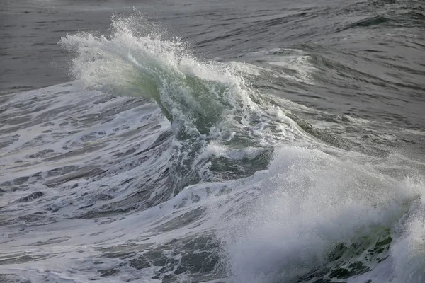 Briser l'éclaboussure des vagues — Photo