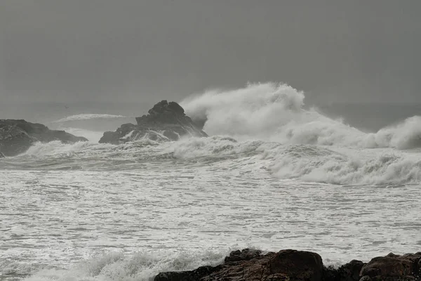 Fırtınalı deniz dalgası kayalar üzerinde kırma