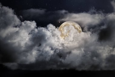 Bulutlu dolunay gecesi gökyüzü