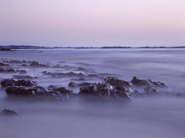 Rotsachtige zee kust lange blootstelling — Stockfoto