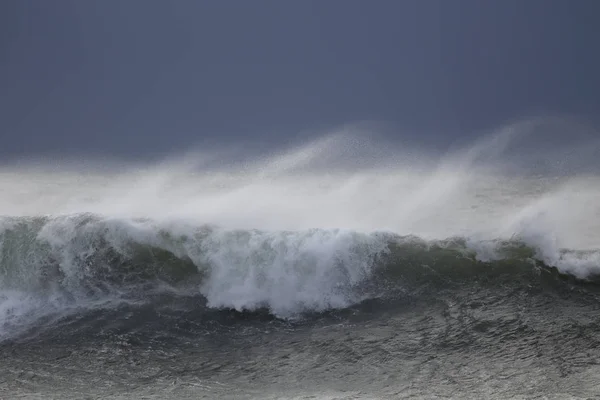 Onda do mar tempestuosa com spray — Fotografia de Stock