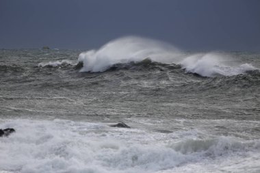 Sprey ile fırtınaya deniz dalgası