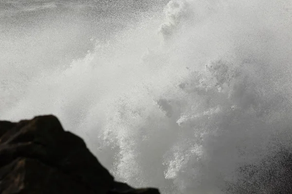 Salpicadura de ola tormentosa grande —  Fotos de Stock
