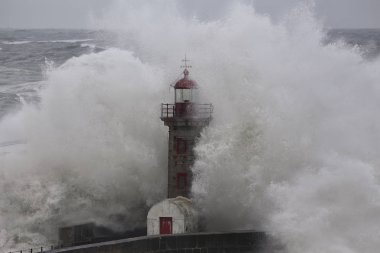 Fırtınalı dalgaların ortasında eski deniz feneri