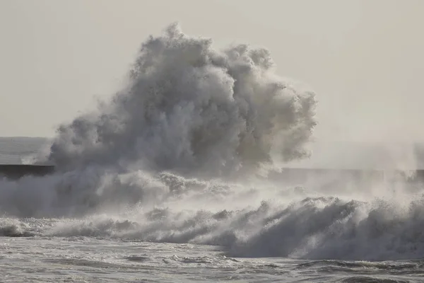 Gran ola salpicadura —  Fotos de Stock
