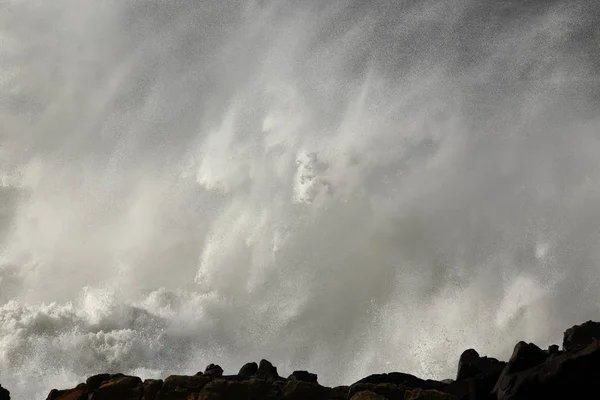 Nagy viharos hullám splash — Stock Fotó