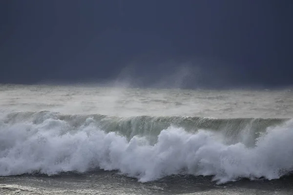 Welle bricht vor Sturm. — Stockfoto