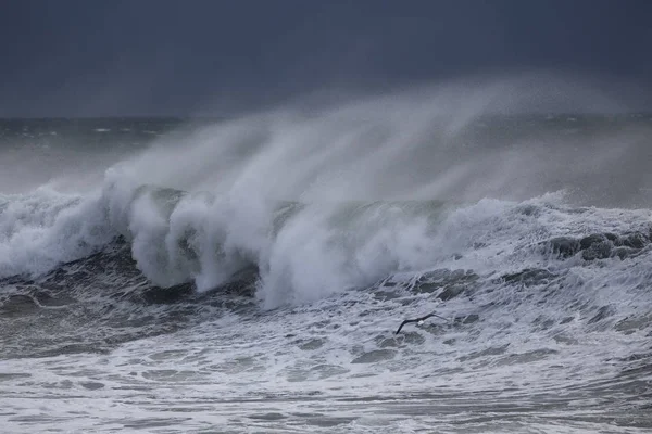 Бурная морская волна с брызгами — стоковое фото