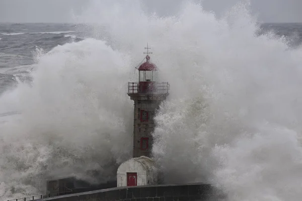 Farol velho no meio de ondas tempestuosas — Fotografia de Stock