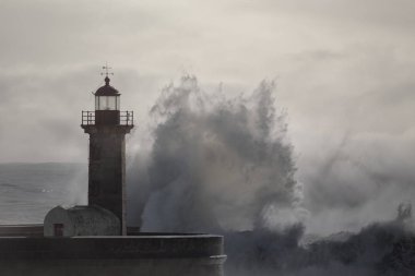 Yumuşak arkadan aydınlatmalı büyük dalga sıçraması