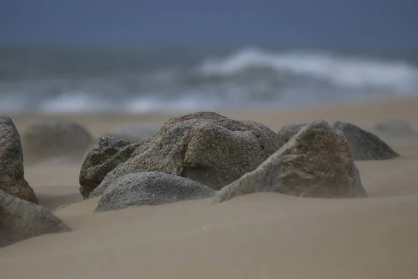 Felsen und Sand am Strand — Stockfoto