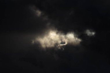 bulutlu karanlık gökyüzü