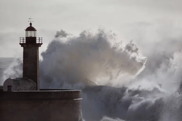 Soffice retroilluminato grande onda spruzzata — Foto Stock