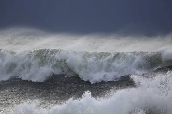 Vihar előtt Breaking hullám — Stock Fotó