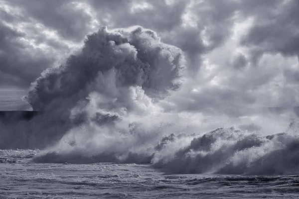 Большой всплеск морской волны — стоковое фото