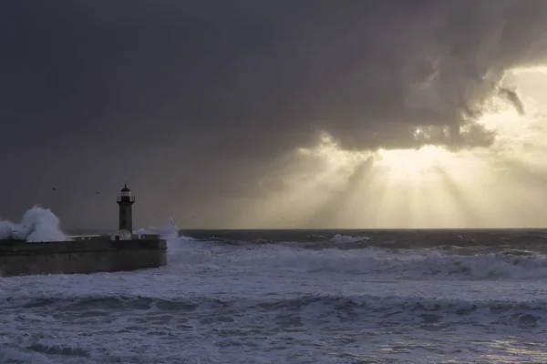 Pôr-do-sol nublado com raios de sol na costa do Porto — Fotografia de Stock