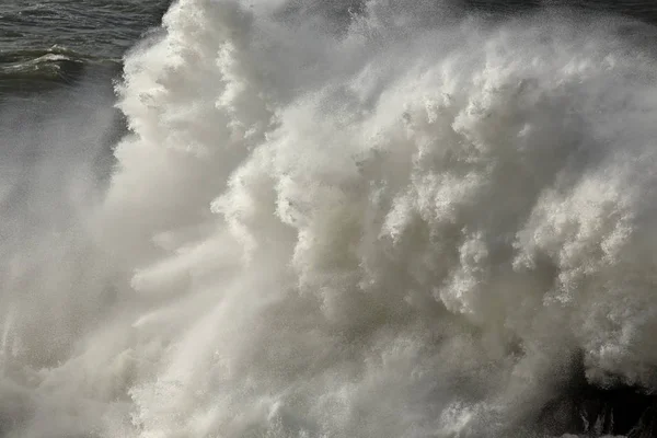 Salpicadura de ola tormentosa grande —  Fotos de Stock