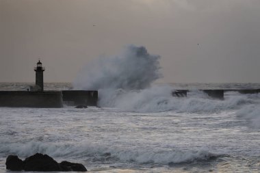 Fırtınalı gece önce Douro nehir ağız iskele ve deniz feneri