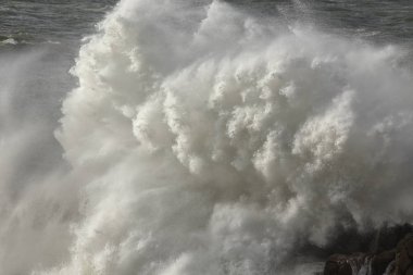 Büyük fırtınalı dalga sıçrama