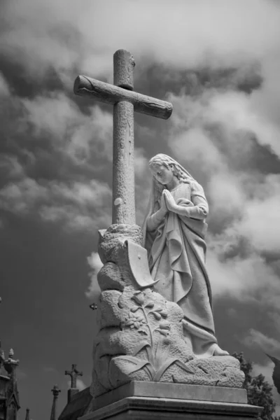 Friedhof schwarze und weiße Frauenstatue — Stockfoto