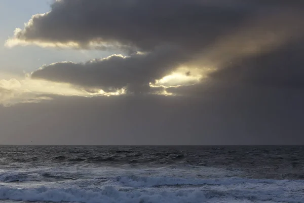 陽射しの強い暗い曇天 — ストック写真