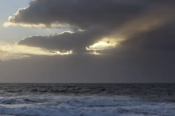 Ciel nuageux sombre avec des rayons de soleil — Photo