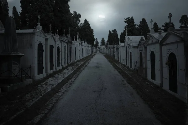 Cemetery Street i en mulen Full Moon Night — Stockfoto