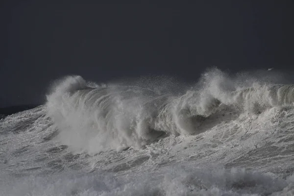 暴风雨的海浪对黑暗的天空 — 图库照片