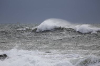 Sprey ile fırtınaya deniz dalgası