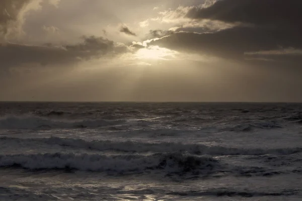 Puesta de sol en el mar con rayos de luz — Foto de Stock