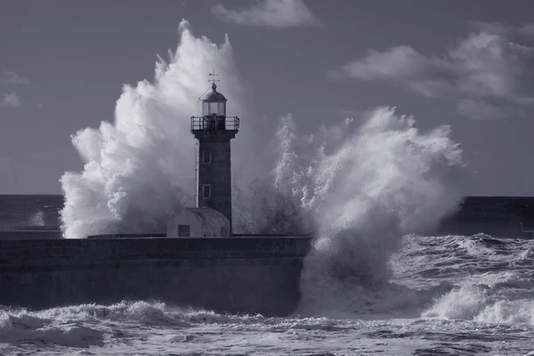 Infrarood stormachtige Wave Splash — Stockfoto