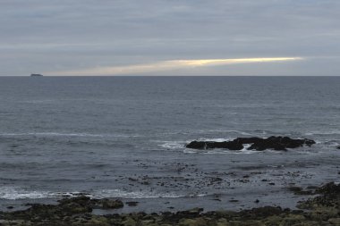 Akşam sakin bulutlu deniz manzarası