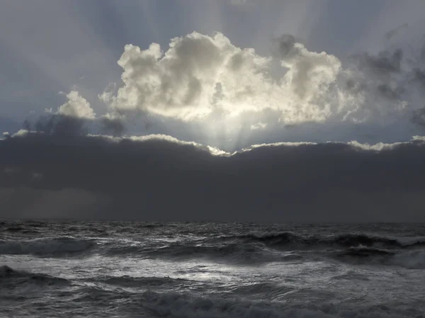 Pôr-do-sol escuro no mar com raios de luz — Fotografia de Stock