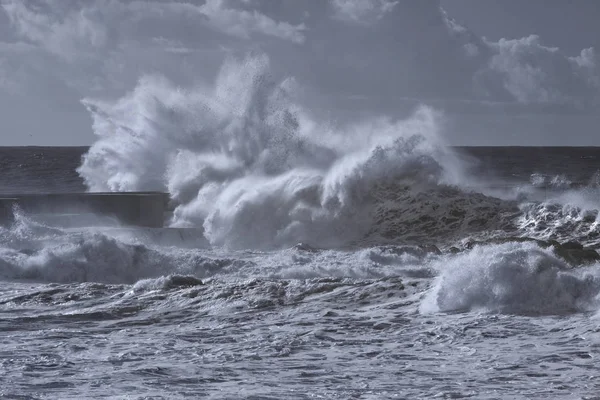 赤外線嵐の波のスプラッシュ — ストック写真