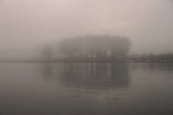 暁の霧の河 — ストック写真