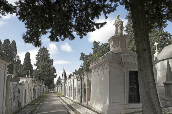 Oude Europese begraafplaats straat — Stockfoto