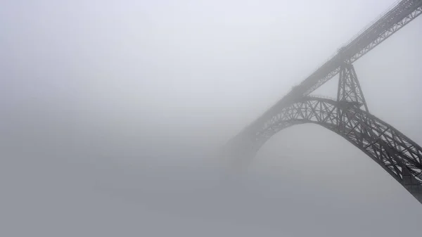 Ponte de ferro velha em um dia nebuloso — Fotografia de Stock