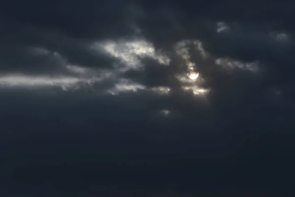 Nuageux sombre nuit de pleine lune — Photo