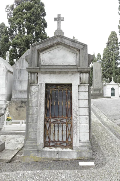 Vecchia tomba del cimitero europeo — Foto Stock