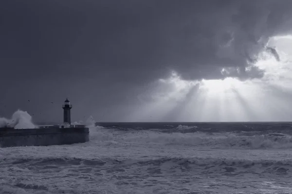 Tramonto nuvoloso con raggi di sole sulla costa di Oporto — Foto Stock